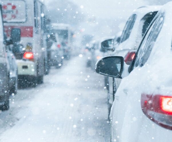 Auf den Routen in die Skigebiete dürfte es an den zwei kommenden Wochenende zu langen Staus kommen. Bild: TCS