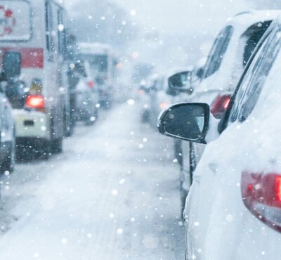 Auf den Routen in die Skigebiete dürfte es an den zwei kommenden Wochenende zu langen Staus kommen. Bild: TCS