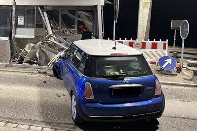 Beschädigtes Auto und Zollhäuschen