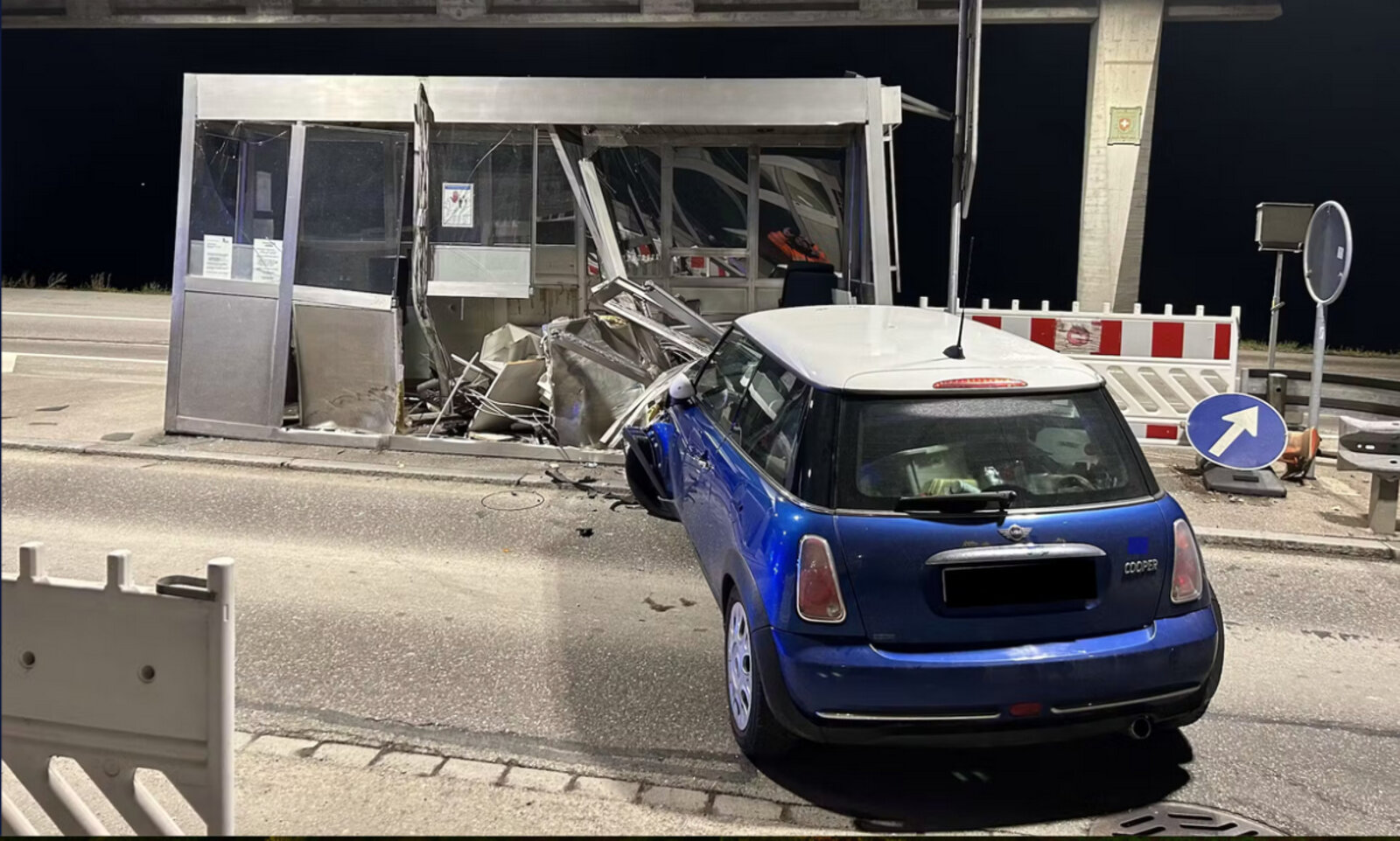 Beschädigtes Auto und Zollhäuschen