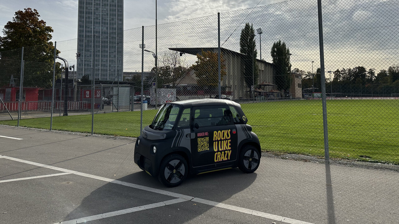 Das Auto Rock vor dem Stadion.