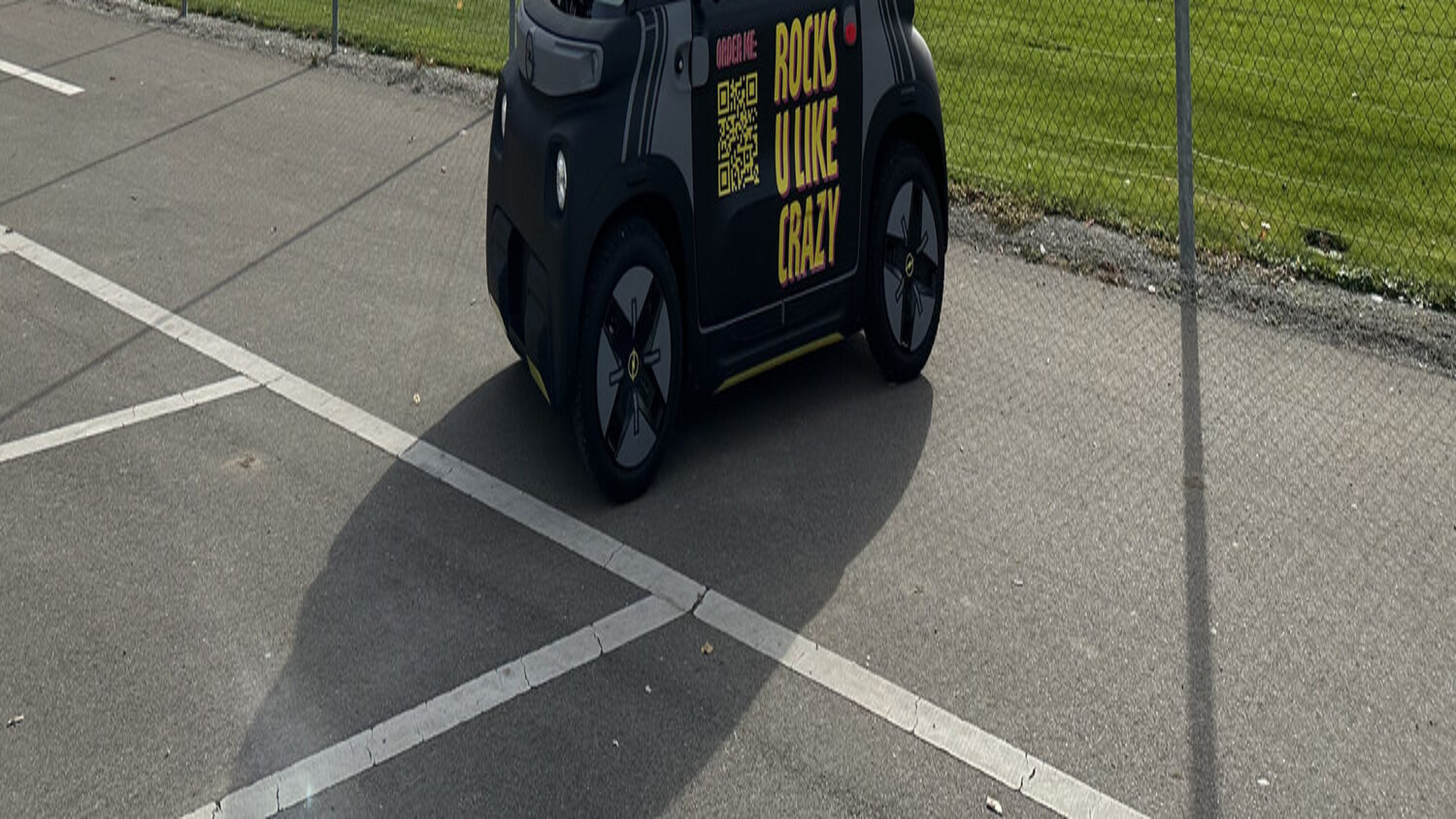 Das Auto Rock vor dem Stadion.