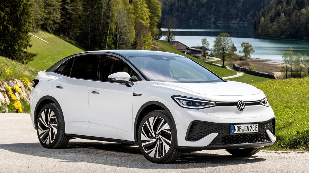 VW ID.5 steht in der Landschaft
