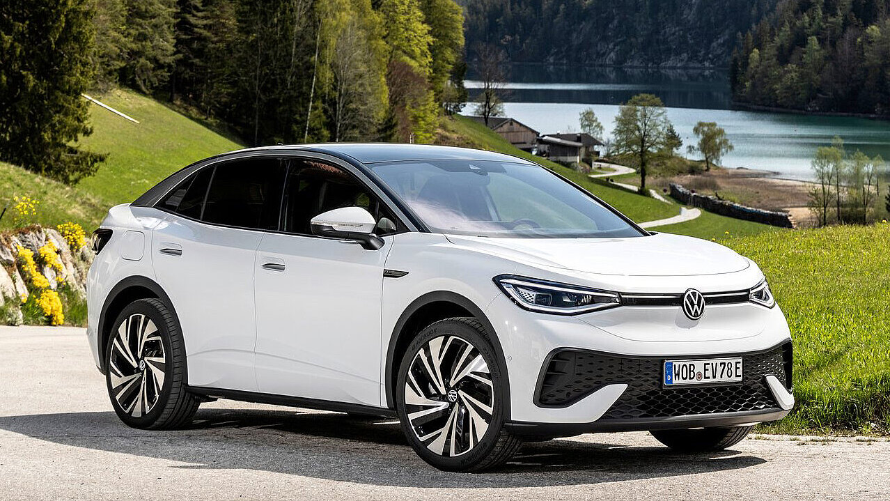 VW ID.5 steht in der Landschaft