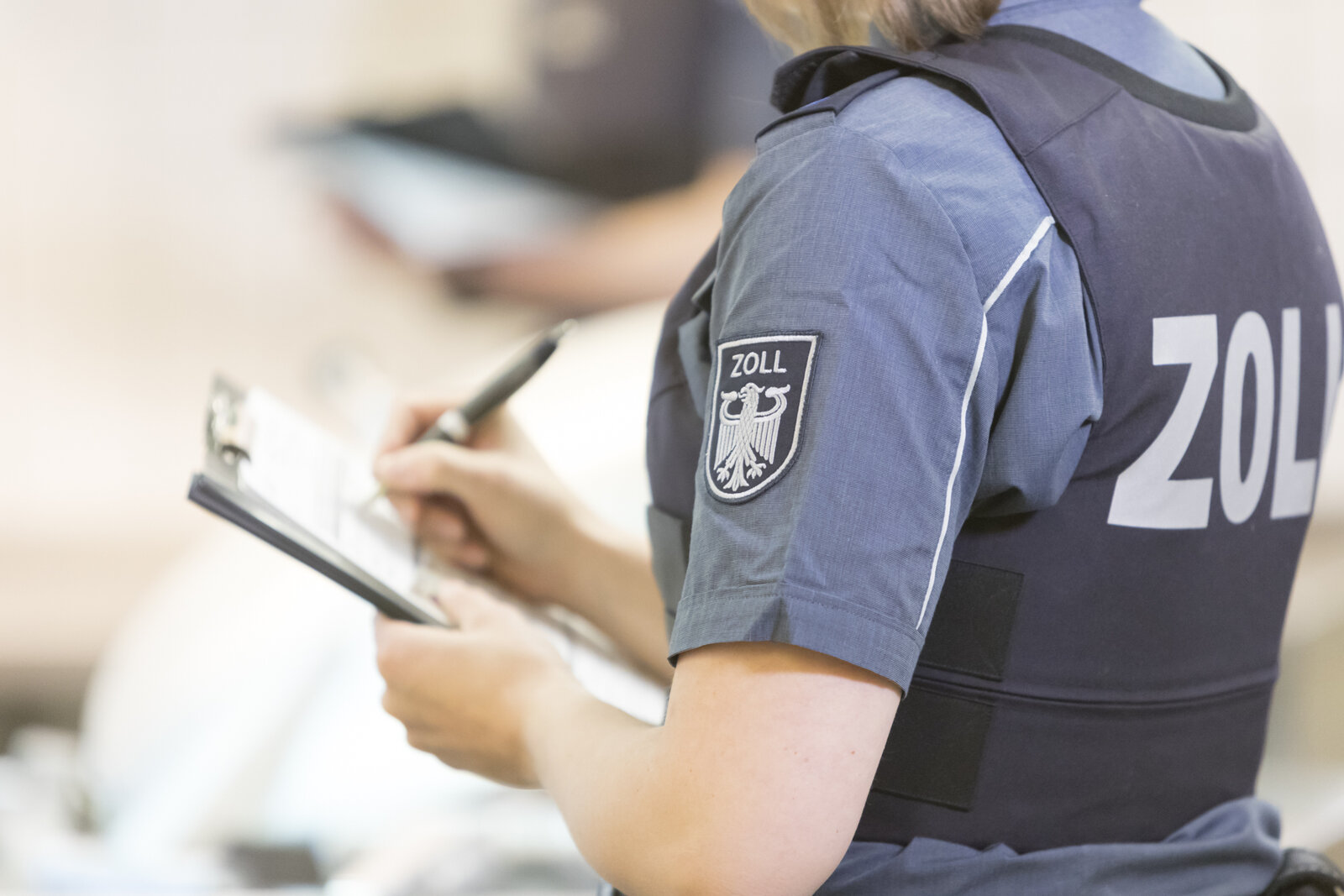 Schweizerische Zollbeamte schreibt.