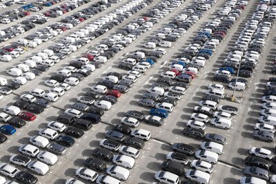 Fahrzeuge warten auf ihre Verschiffung