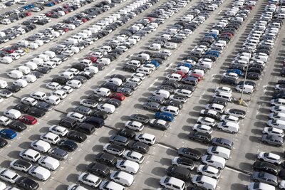 Fahrzeuge warten auf ihre Verschiffung