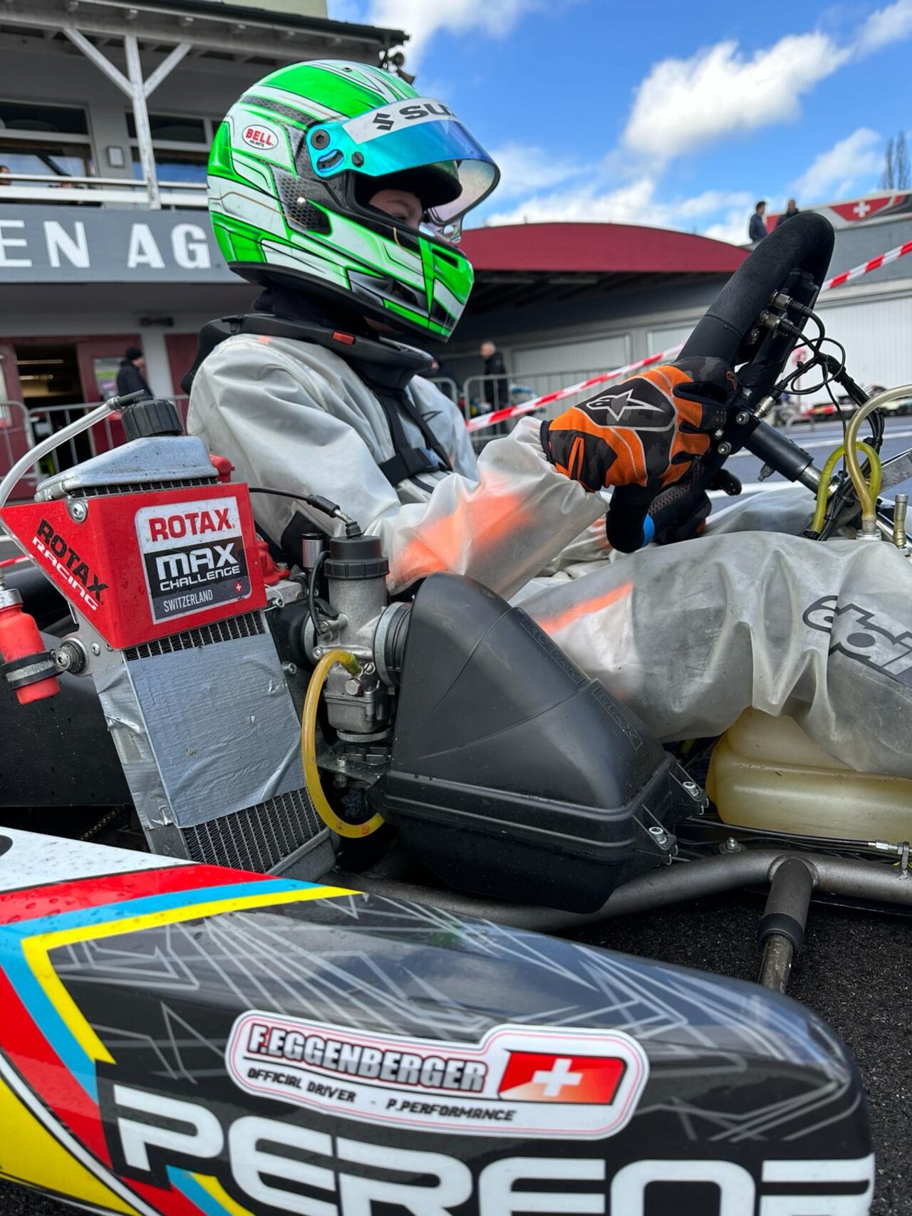 Florin Eggenberger am Steuer seines Karts