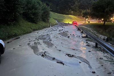 Die Wägitalerstrasse zwischen Siebnen und Vorderthal wurde von Geröll verschüttet. Bild: Kantonspolizei Schwyz