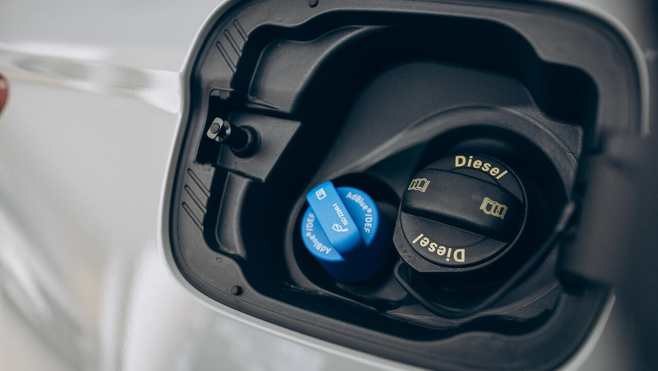 Diesel-Tankstutzen an einem Auto