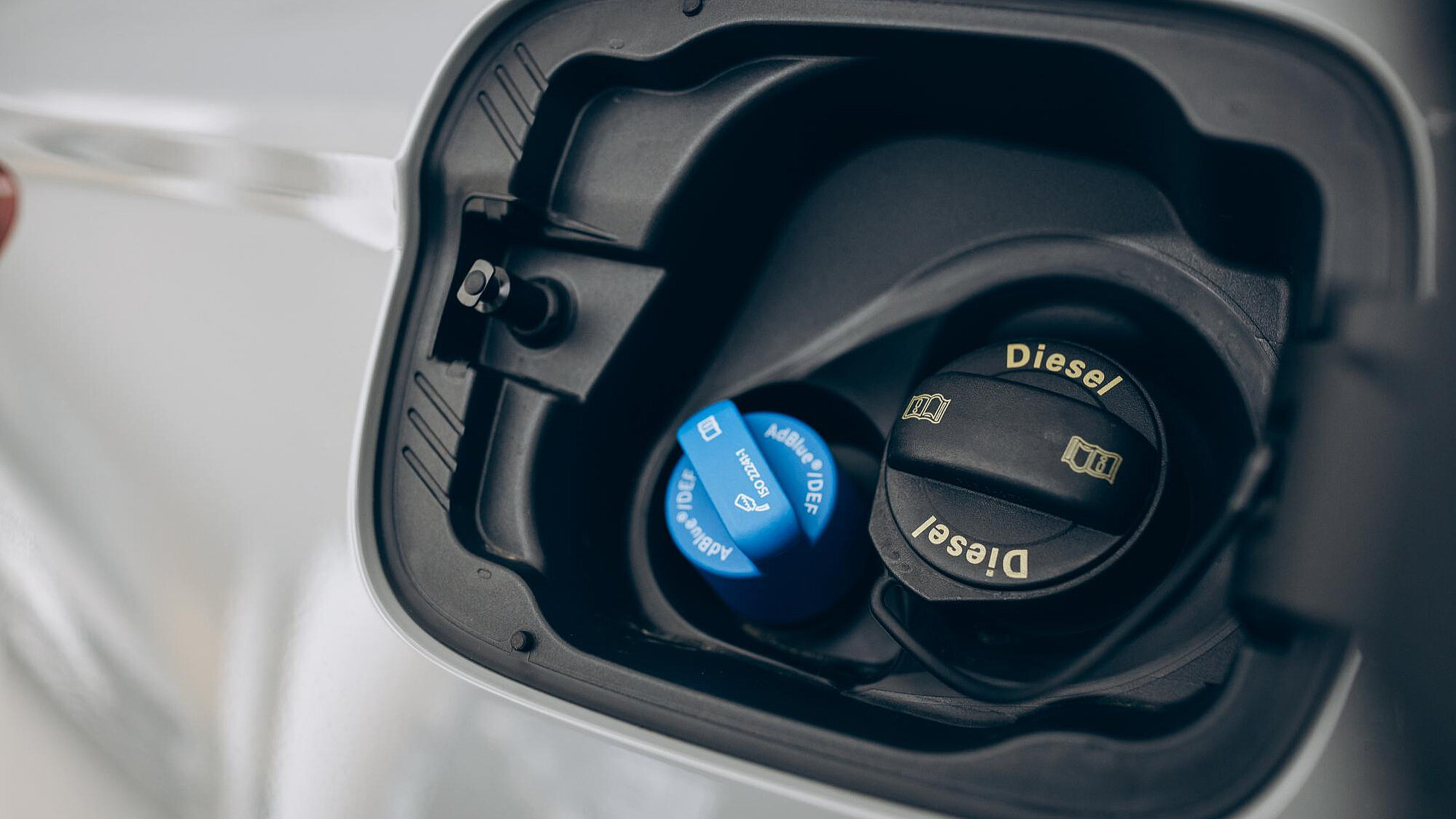 Diesel-Tankstutzen an einem Auto