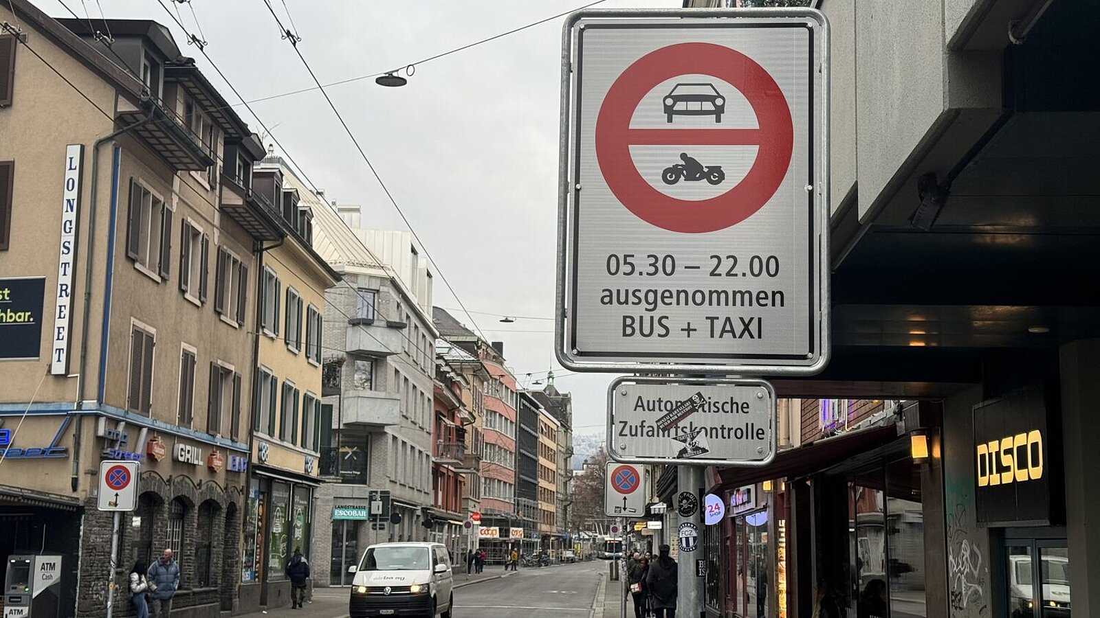 Die Stadtpolizei Zürich registrierte 2024 eine Zunahme bei den Verstössen gegen das Zufahrts- und Fahrverbot von 190 Prozent. Schuld daran war das neue Fahrverbot an der Langstrasse. Bild: STREETLIFE