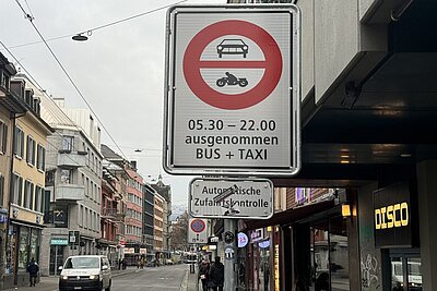 Die Stadtpolizei Zürich registrierte 2024 eine Zunahme bei den Verstössen gegen das Zufahrts- und Fahrverbot von 190 Prozent. Schuld daran war das neue Fahrverbot an der Langstrasse. Bild: STREETLIFE