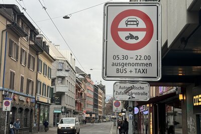 Die Stadtpolizei Zürich registrierte 2024 eine Zunahme bei den Verstössen gegen das Zufahrts- und Fahrverbot von 190 Prozent. Schuld daran war das neue Fahrverbot an der Langstrasse. Bild: STREETLIFE