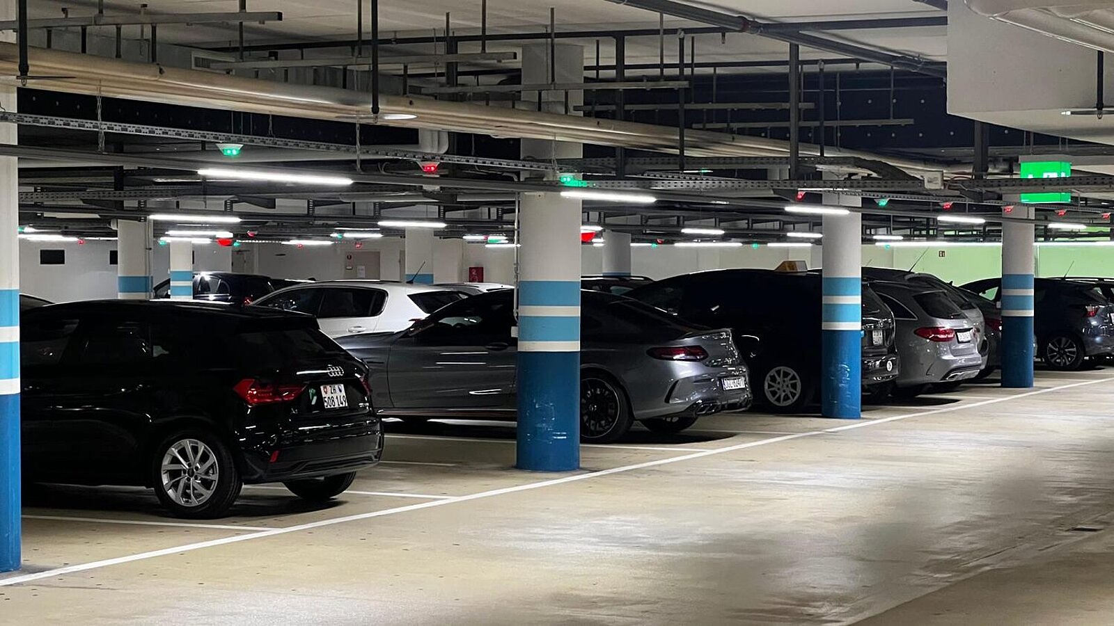Autos im Parkhaus