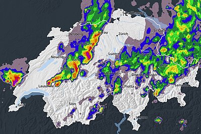 Bedrohliche Gewitterzellen ziehen aktuell von Westen her über die Schweiz. Der Bund spricht lokal von einer Gefahrenstufe 4 (rot). Bild: MeteoSchweiz