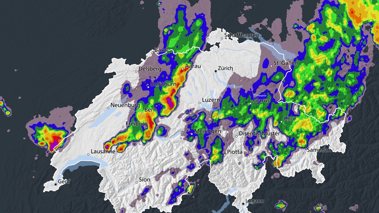 Bedrohliche Gewitterzellen ziehen aktuell von Westen her über die Schweiz. Der Bund spricht lokal von einer Gefahrenstufe 4 (rot). Bild: MeteoSchweiz