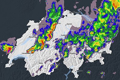 Bedrohliche Gewitterzellen ziehen aktuell von Westen her über die Schweiz. Der Bund spricht lokal von einer Gefahrenstufe 4 (rot). Bild: MeteoSchweiz