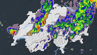 Bedrohliche Gewitterzellen ziehen aktuell von Westen her über die Schweiz. Der Bund spricht lokal von einer Gefahrenstufe 4 (rot). Bild: MeteoSchweiz