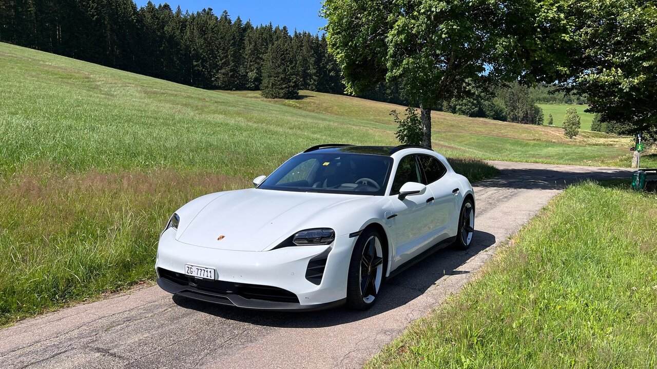 Frontansicht des Porsche Taycan GTS Sport Turismo