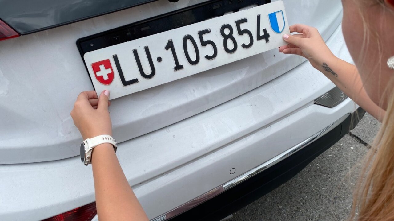 Das Ausbessern von Nummernschildern ist in gewissen Kantonen erlaubt. Hier lohnt es sich aber, sich bei den zuständigen Stellen zu erkundigen. Bild: Strassenverkehrsamt Luzern