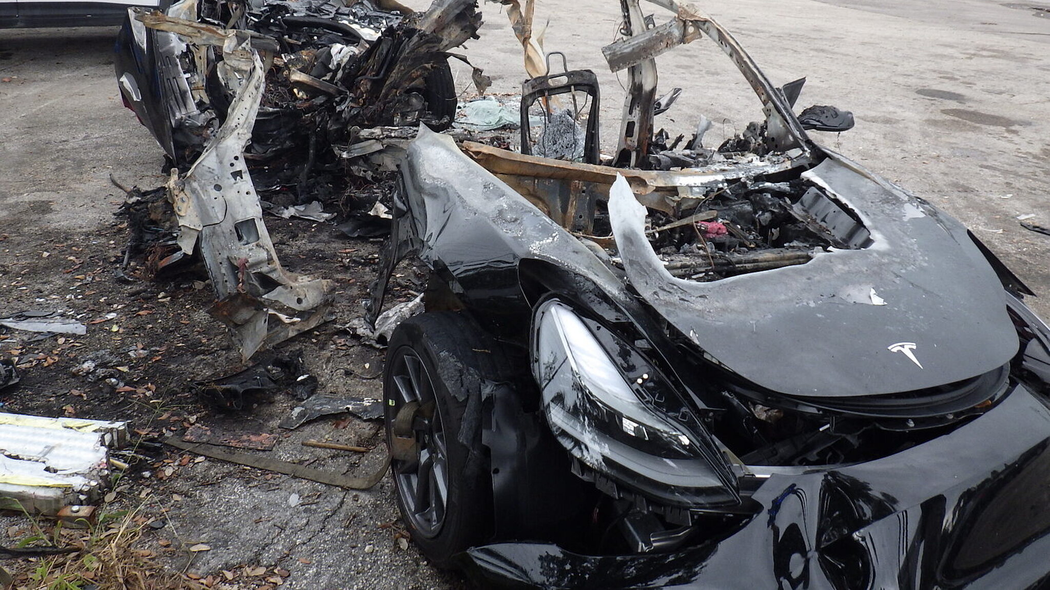 Nach einem Crash ausgebrannter Tesla