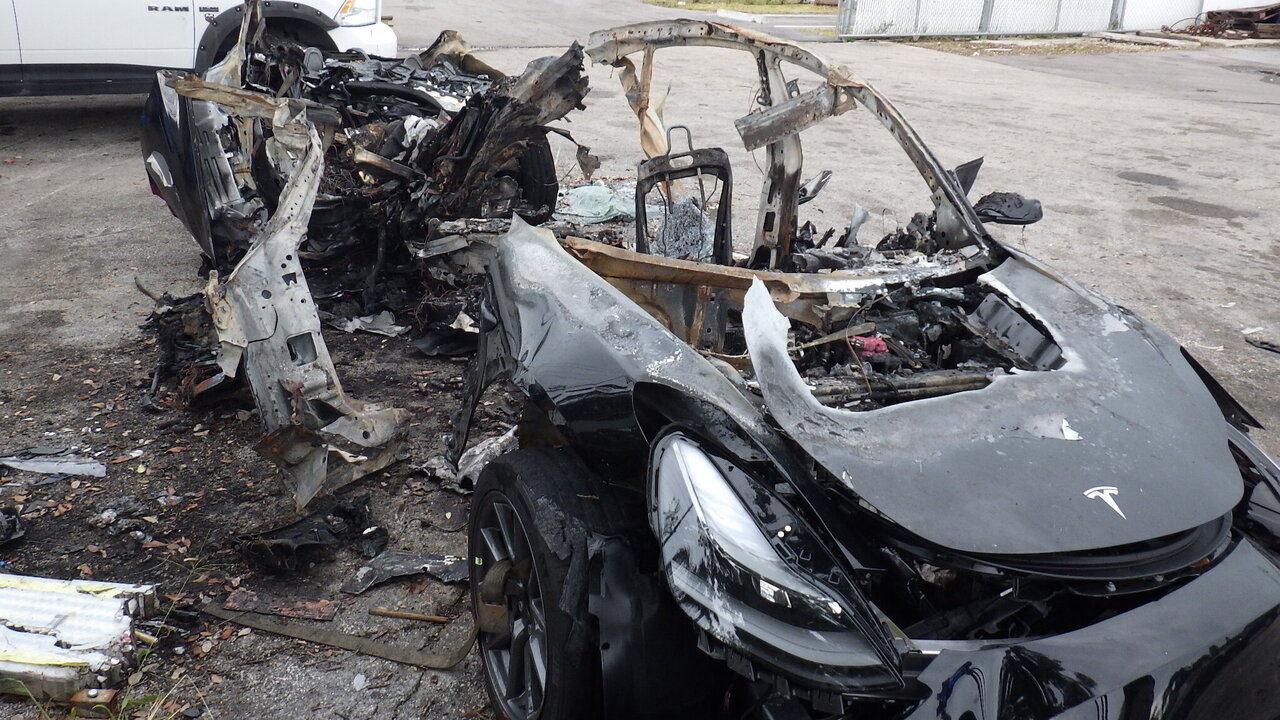 Nach einem Crash ausgebrannter Tesla