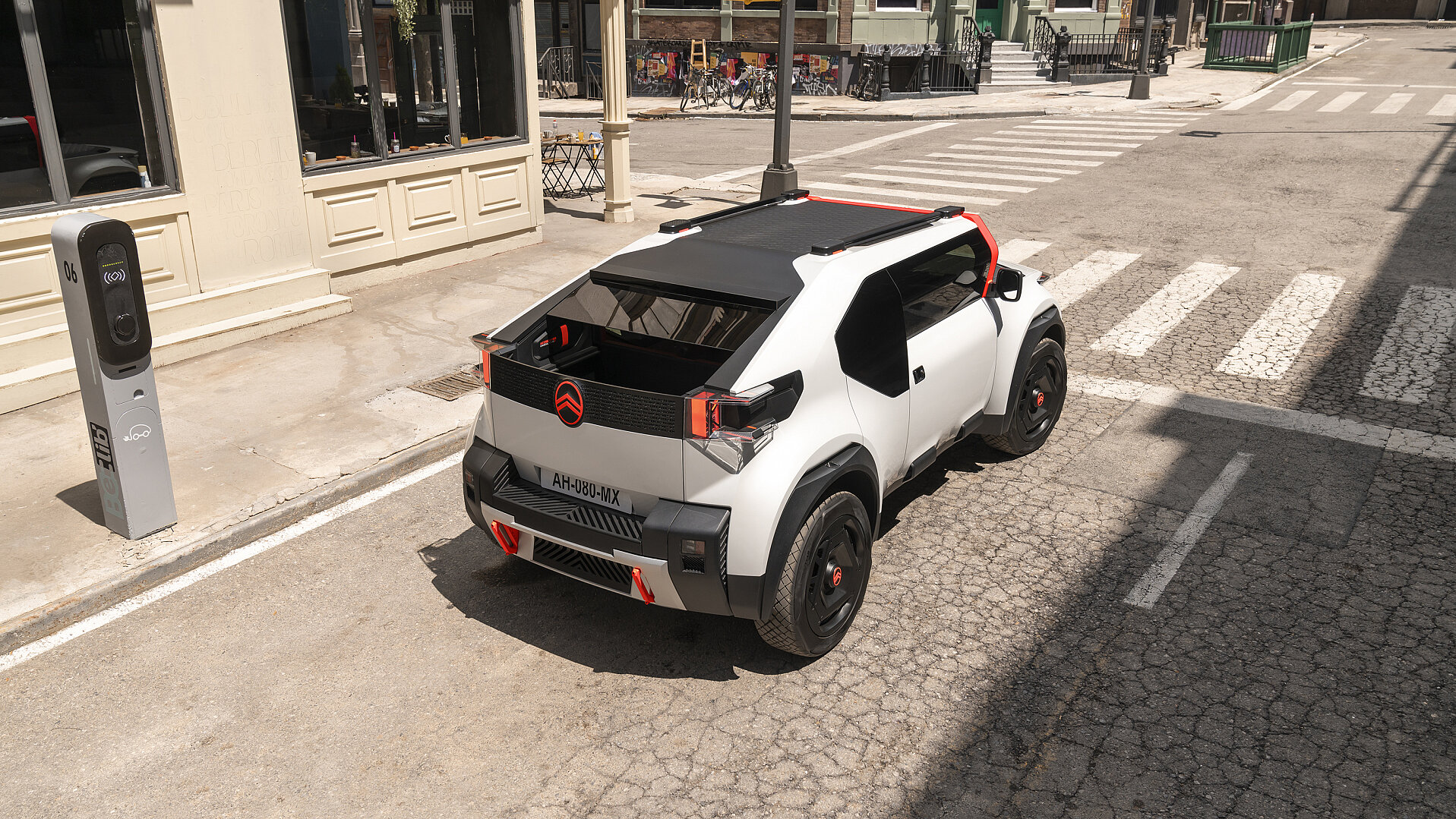 Der Citroën Oli steht an einer Kreuzung in der Stadt.