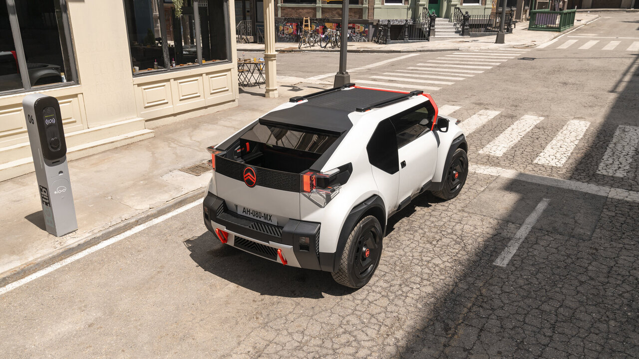 Der Citroën Oli steht an einer Kreuzung in der Stadt.