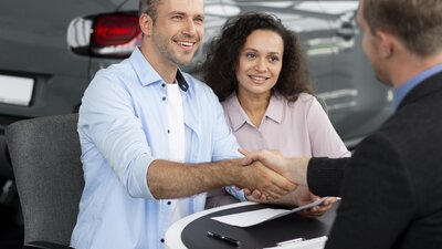 Pärchen beim Autokauf