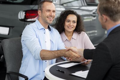 Pärchen beim Autokauf