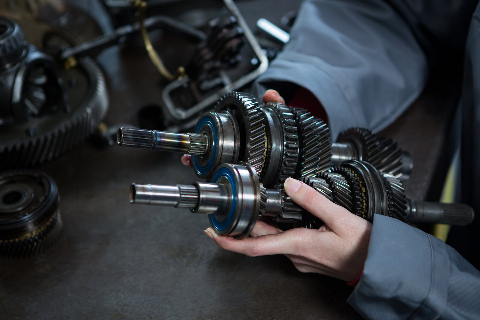 Getriebebauteile in der Hand einer Mechanikerin