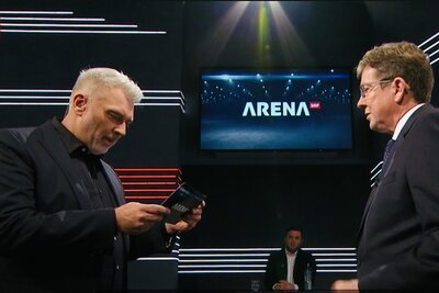Verkehrsminister Albert Rösti stellte sich den Fragen von Arena-Moderator Sandro Brotz. Bild: SRF