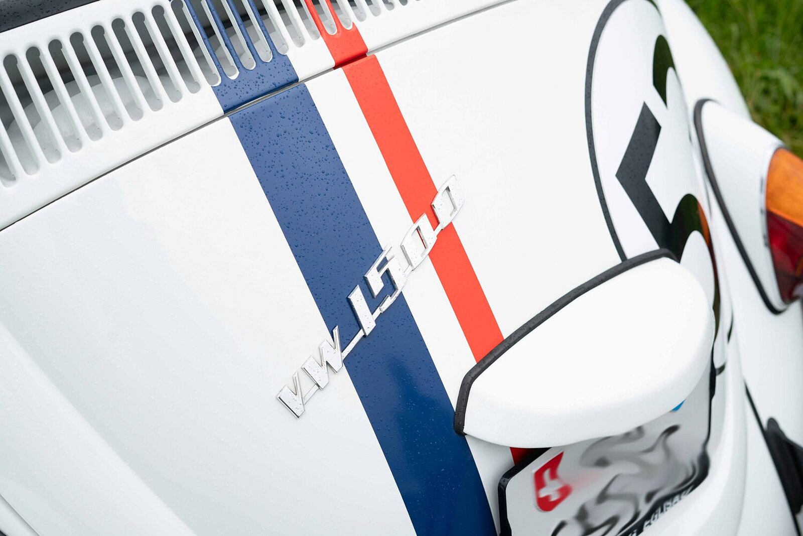 VW Käfer im Herbie Design mit Nummer 53 auf heckklappe