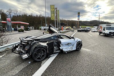 Demolierter McLaren auf der A1.
