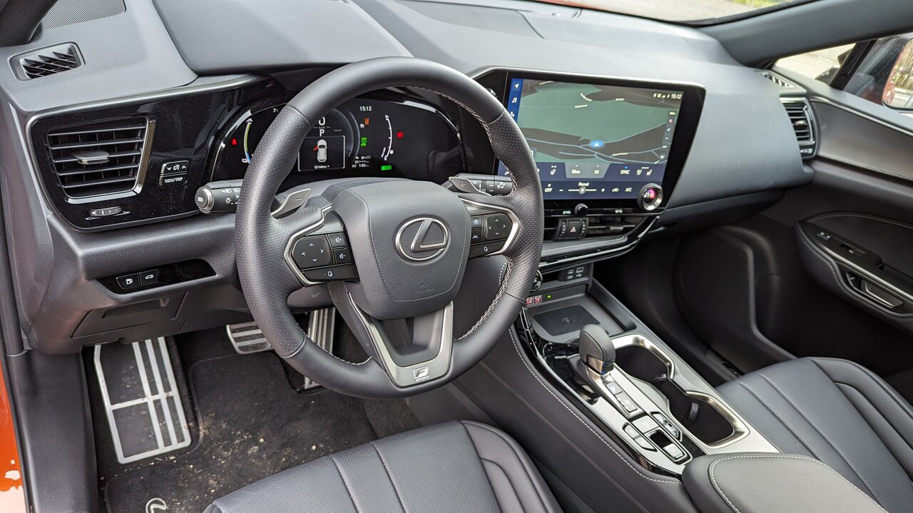 Cockpit des Lexus NX 450h+