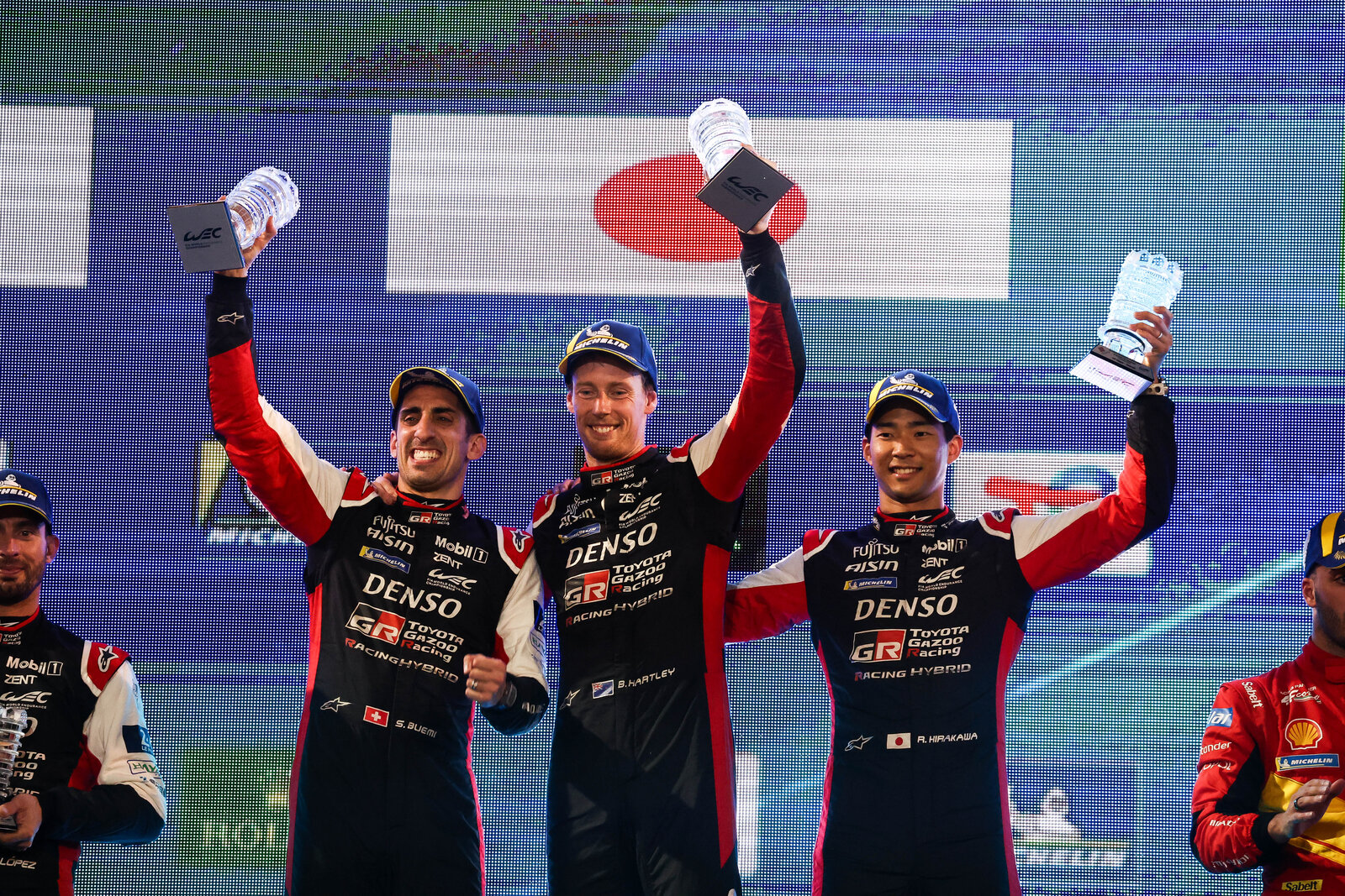 Buemi, Hartley und Hirakawa feiern den WEC-Titel