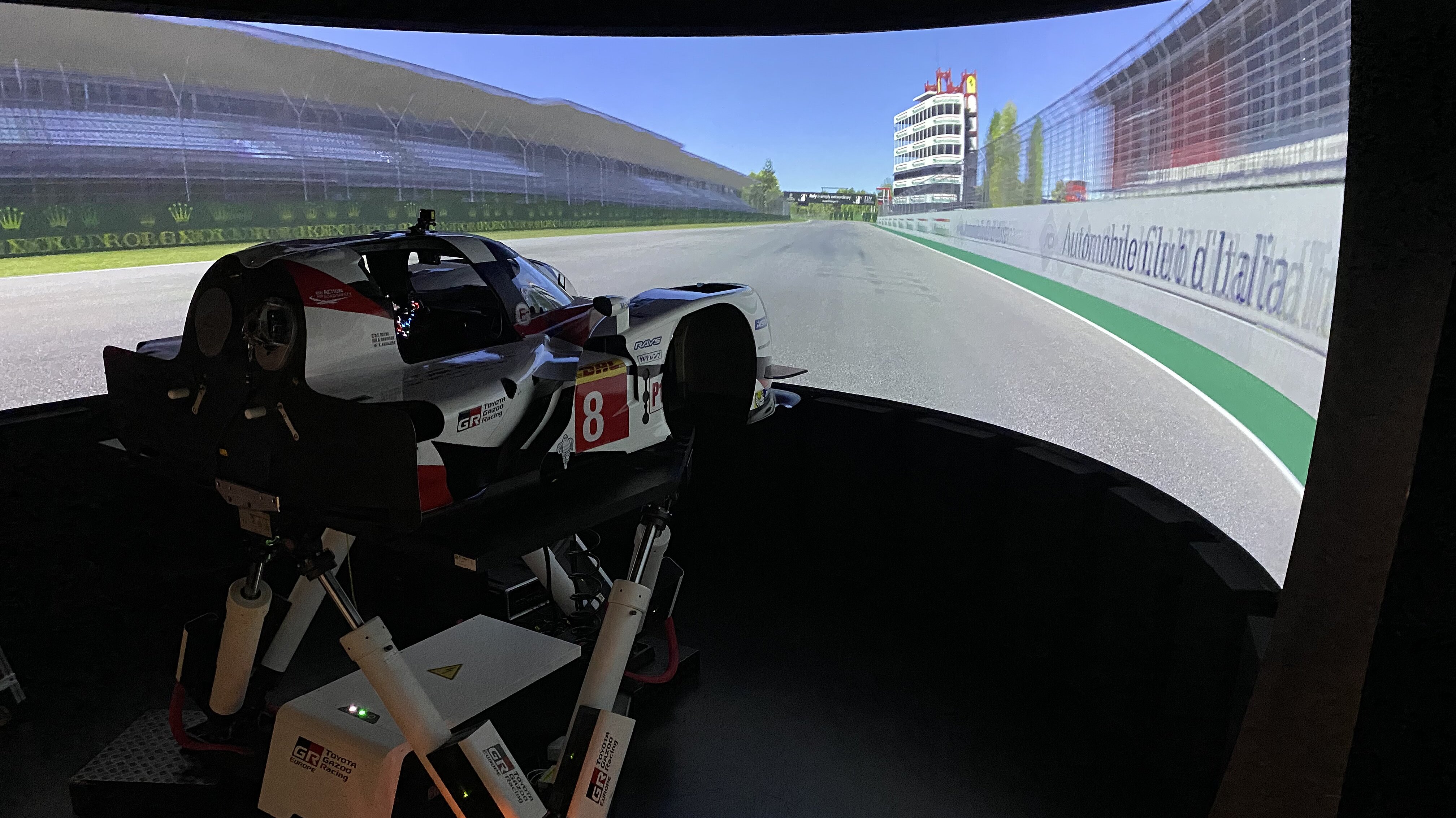 Buemi übt im Simulator die Strecke von Imola