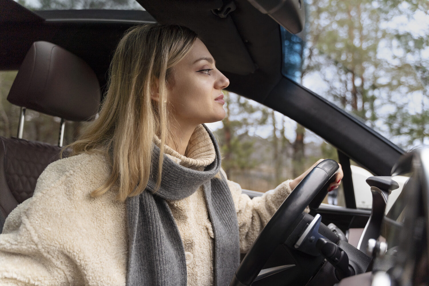Eine Frau schaut aus dem Auto