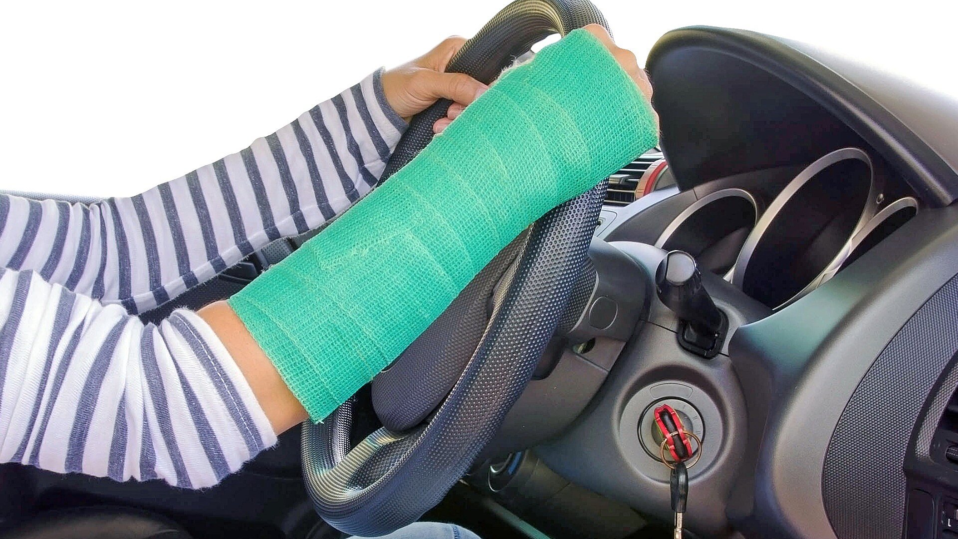Mit Arm im Gips am Steuer