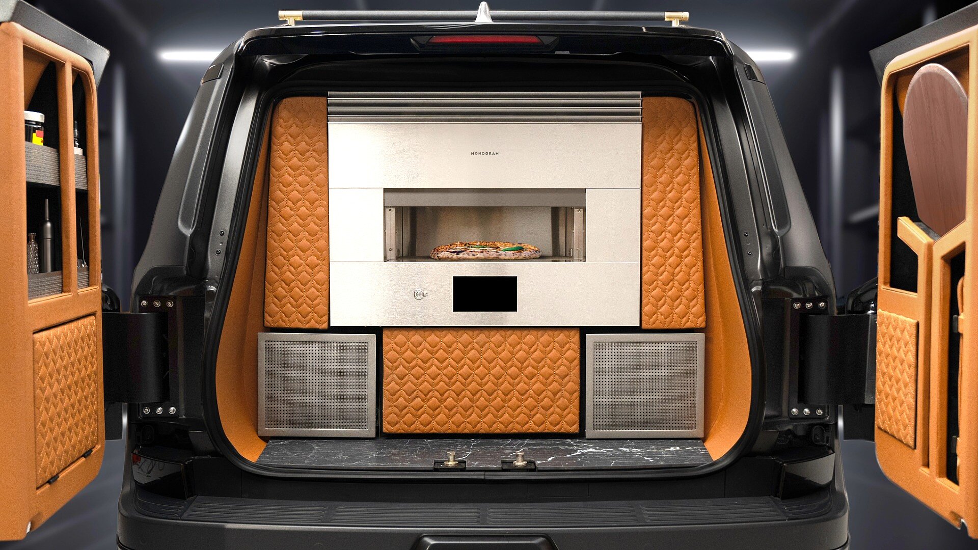 Pizzaofen im Lexus Monogram GX