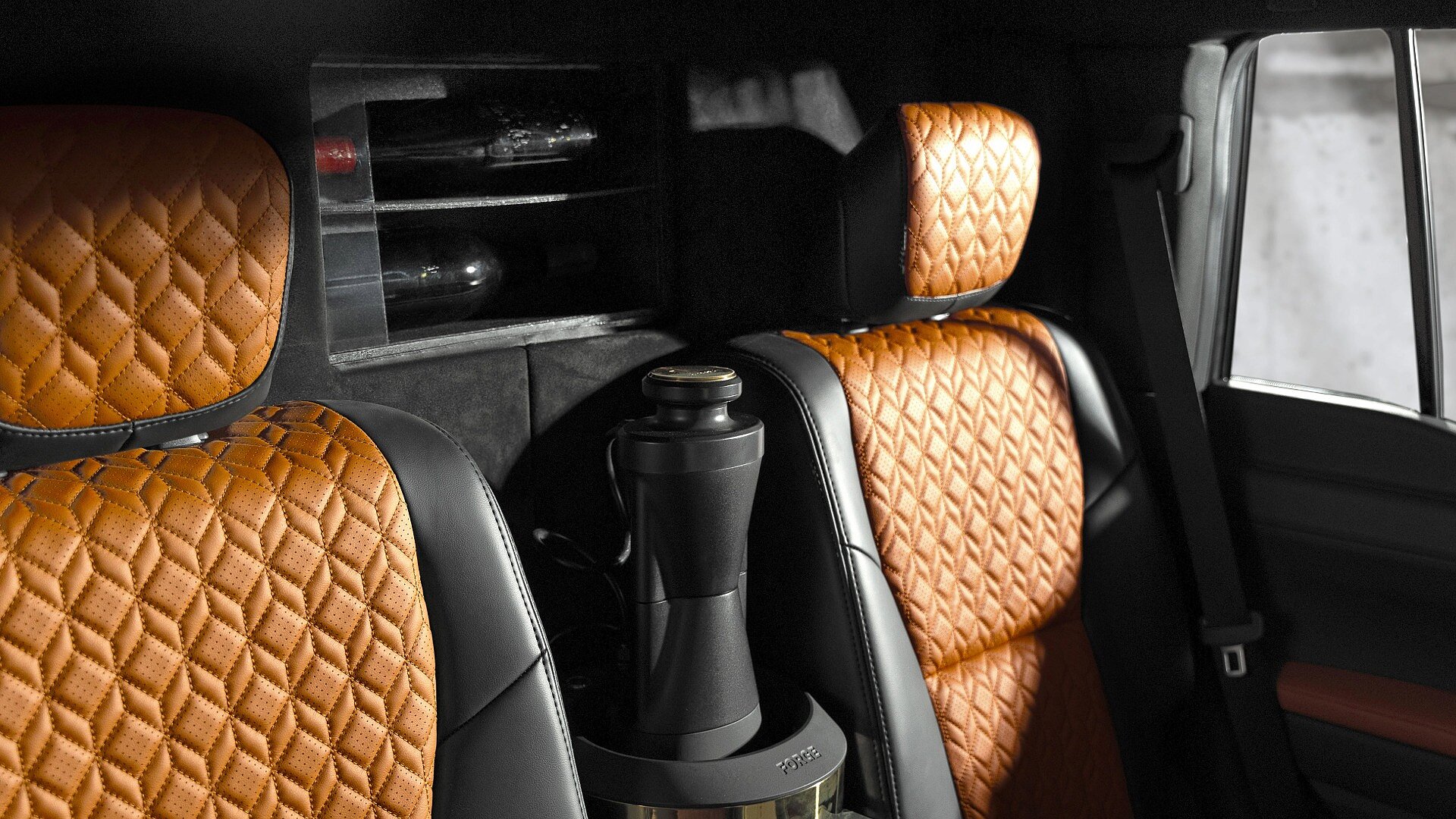 Weinregal im Lexus Monogram GX