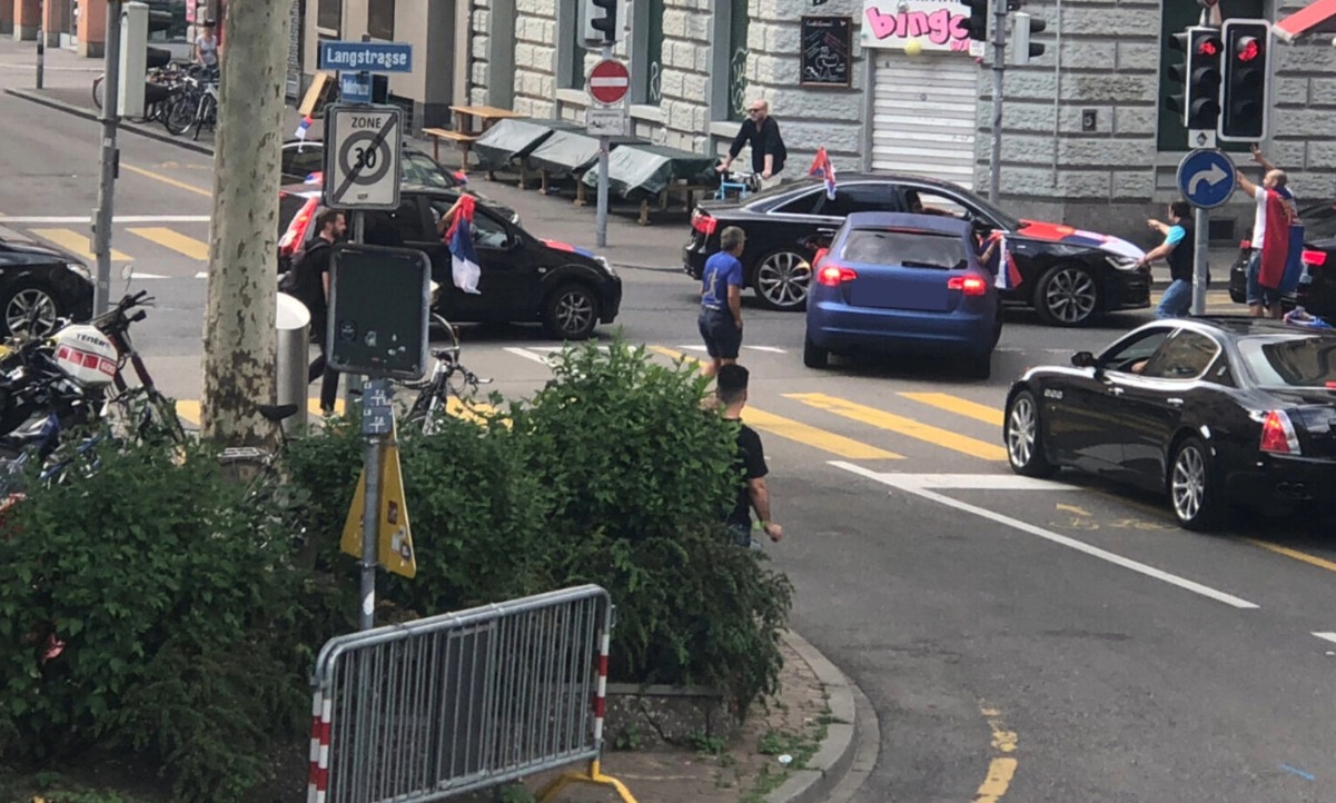 Das gilt eigentlich auch für das Hupkonzert im Autokorso nach dem WM-Spiel. Hier allerdings drückt die Polizei rund eine Stunde nach Spielende in der Regel ein Auto zu. Bild: Youtube