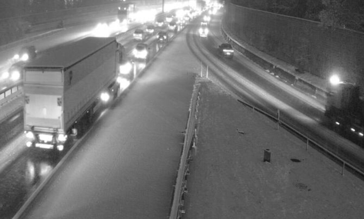 Beim Brüttiseller-Kreuz in Fahrrichtung Zürich geht fast nichts mehr. Bild: Webcam