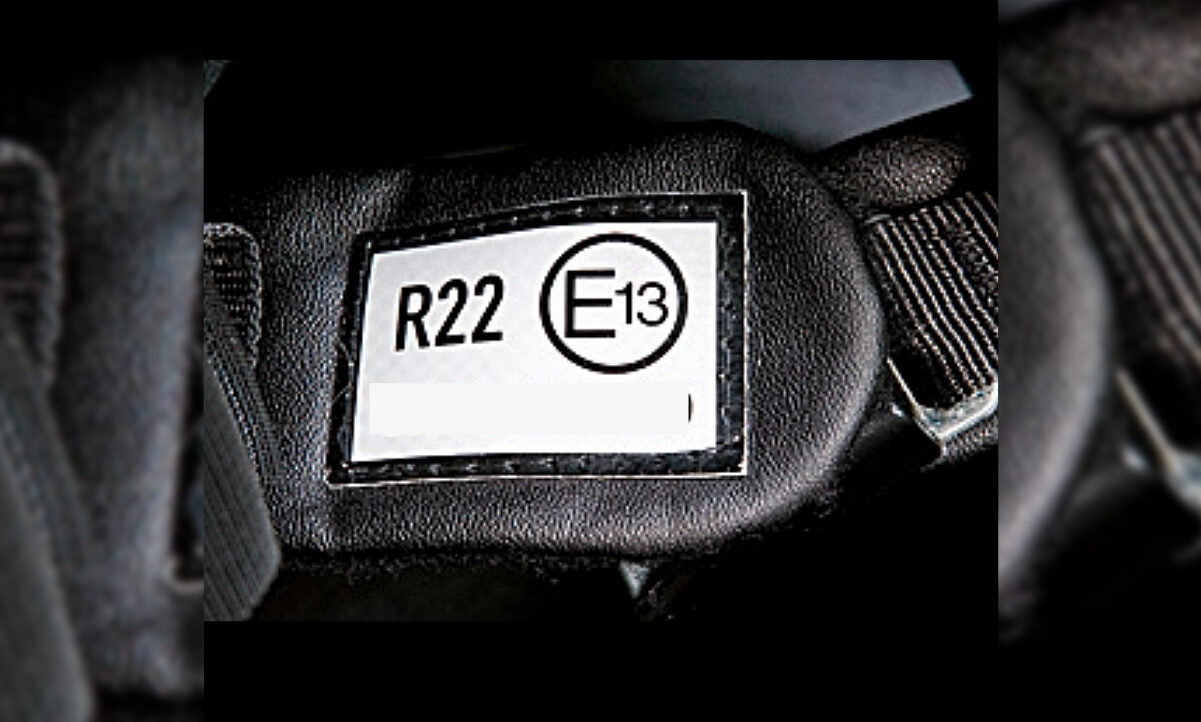 Das ECE-Prüfzeichen findet sich oft am Kinnriemen des Helms. Aktuell gilt die ECE-R-Norm 22.06 für Motorradhelme. Bild: zvg