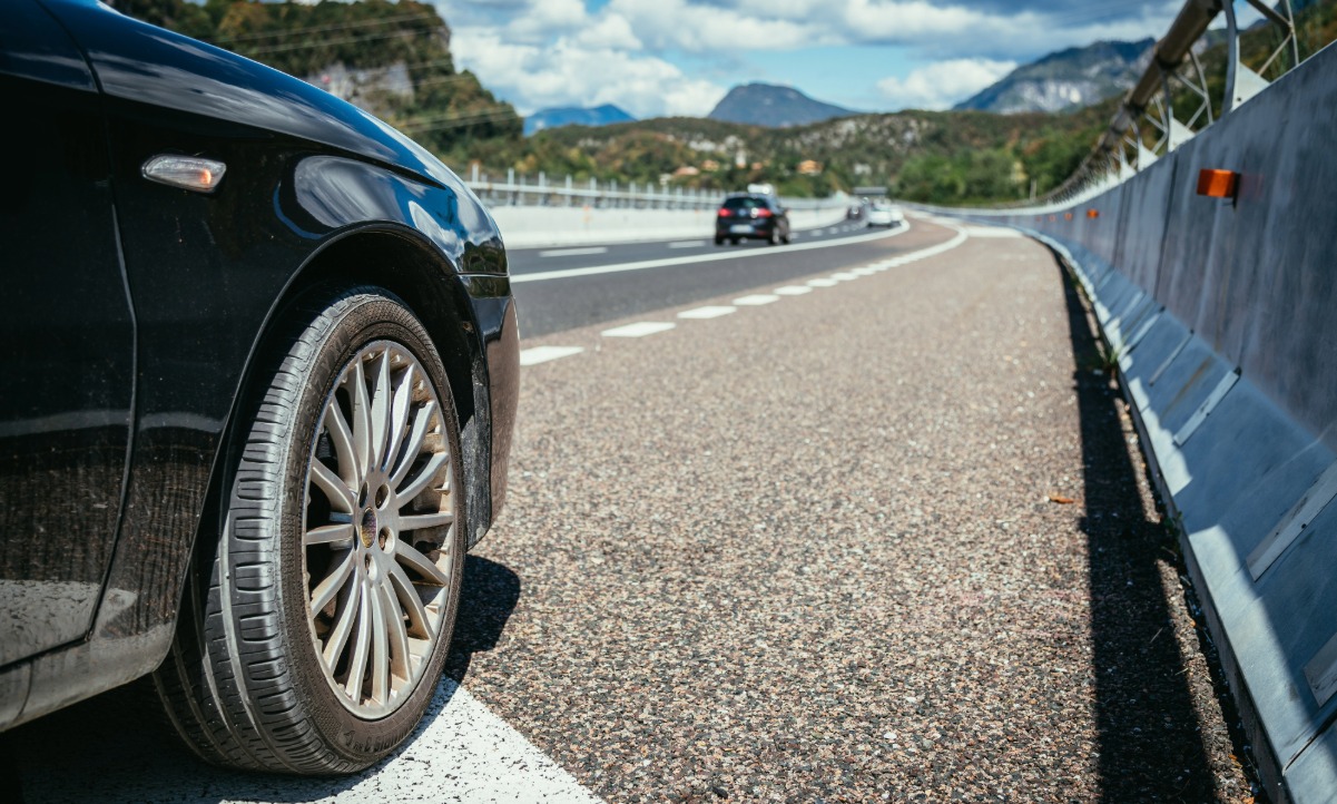 Auf einer Autobahnzufahrt oder einem Pannenstreifen sollte man sein Auto nicht parkieren. Bild: Adobe Stocks