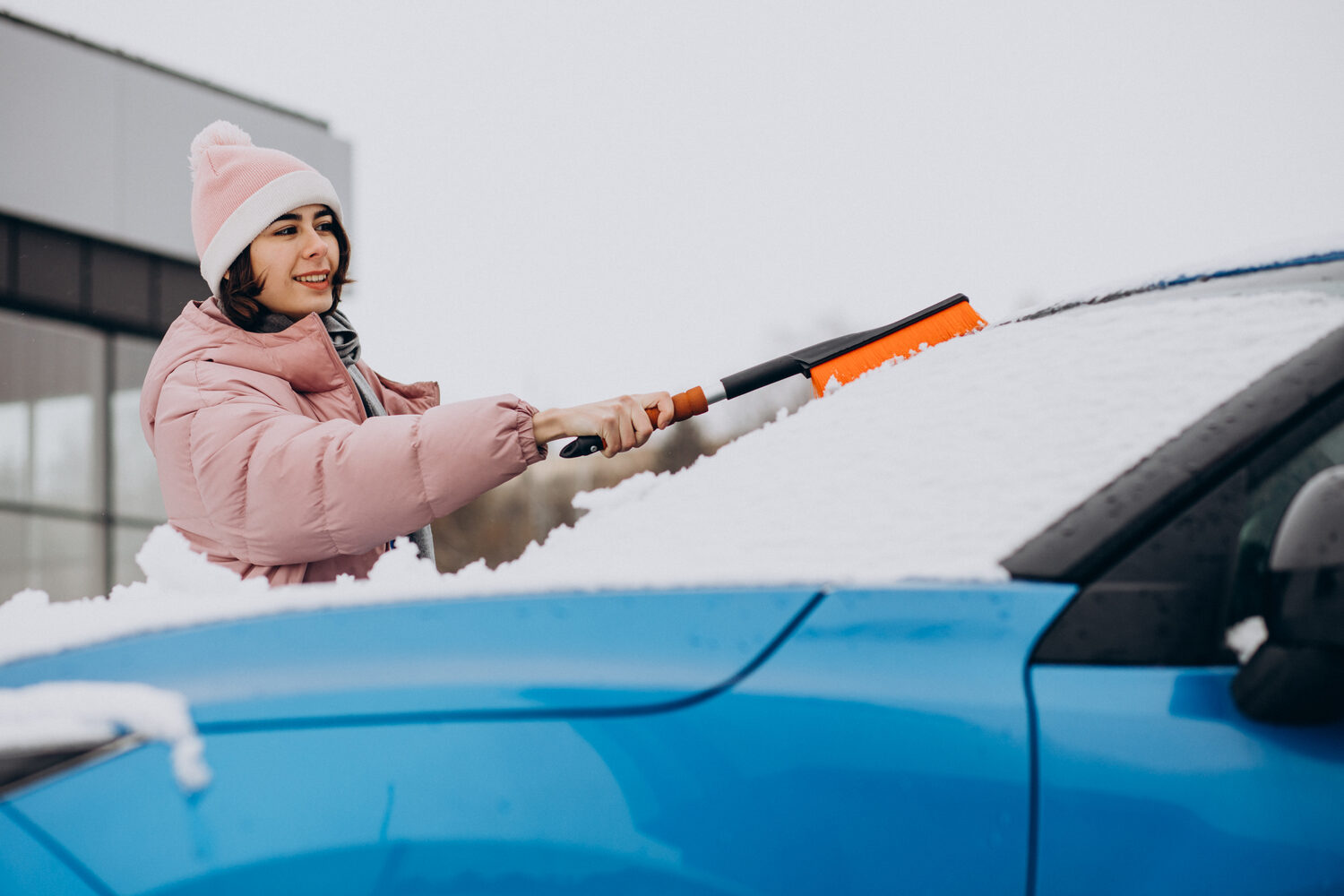 Damit die Frontscheibe jederzeit ohne Probleme von Eis und Schnee befreit werden können, ist der Scheibenkratzer oder der Schneebesen ein Must-have. Bild: Freepik
