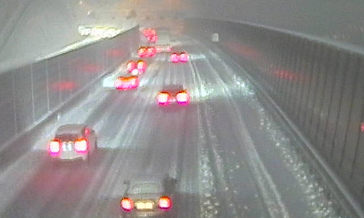 Auch in Emmen-Süd ist die Fahrbahn schneebedeckt. Bild: Webcam