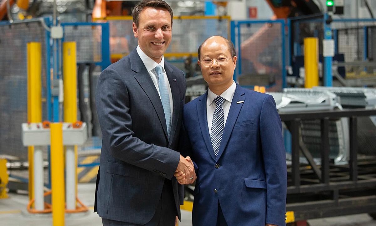 Jim Baumbick (l.), Präsident von Ford Europa und Alex Nan, Vizepräsident der Geely-Gruppe, verkünden ihre Kooperation im Werk Valencia. Bild: fromtheroad.ford.com