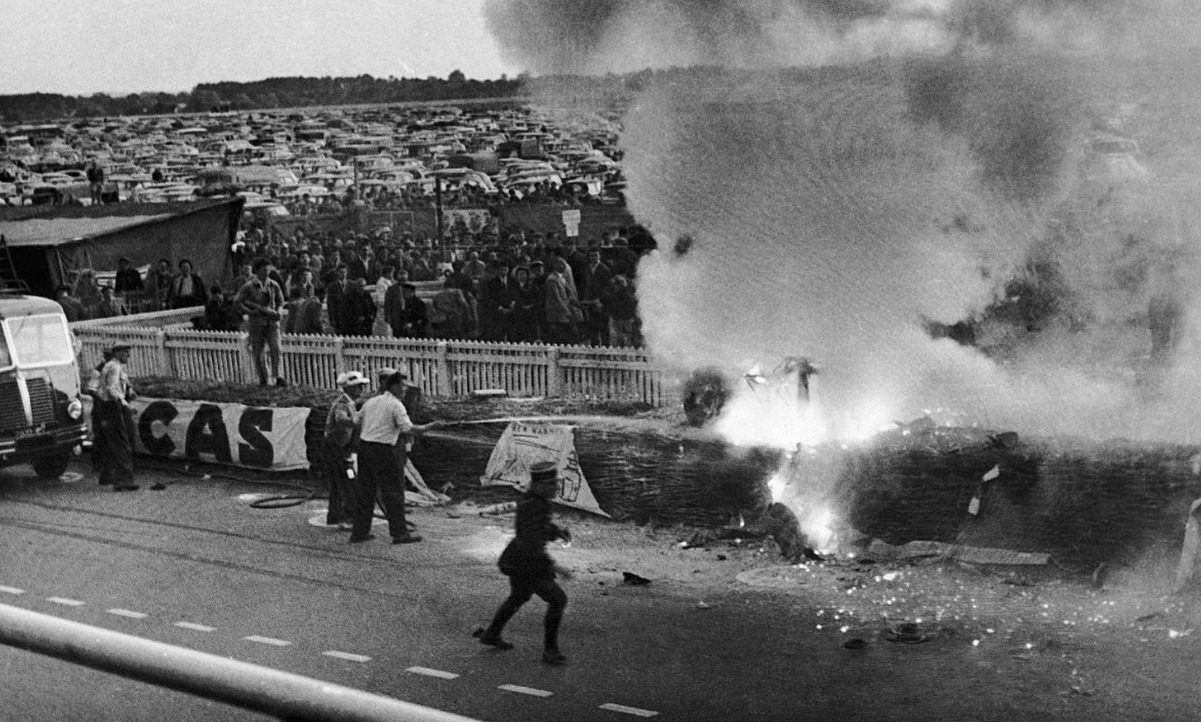 1955 kam es beim 24-Stunden-Rennen von Le Mans zu einem schweren Unglück. Nach einer Kollision flogen Teile eines Rennwagens in die Zuschauertribüne. 84 Menschen kamen ums Leben. Die Schweiz führte darauf ein Verbot von Rundstreckenrennen ein. Bild: Jimmy Prickett